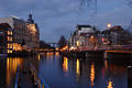 Amsterdam Nacht Wasserlandschaft Bild Brücken Laternenlicht Spiegelung in Amstel-Gracht