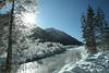 Winterbach Flussufer mit Schnee Winterbild Alpenlandschaft Bayern in Winterstarre Naturfoto