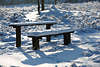 006602_Verschneites Paar Wanderer-Bänke Winterbild Naturlandschaft Sonnenschein