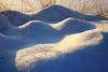 Schneebuckel in Gegenlicht Winterbild Naturfoto Schneekuppen mit Blauschatten