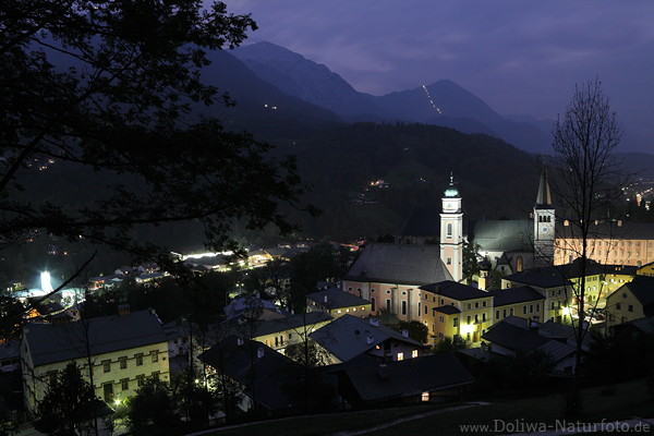 Berchtesgaden Alpenkulisse Nachtfoto Stadttürme bei Abenddämmerung Hauslichter Kirchen
