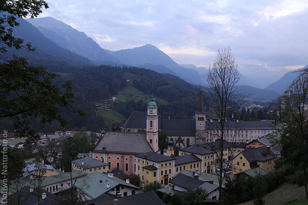Berchtesgaden Stadt Bergkulisse in Alpen Dmmerung Schloss Kirchen