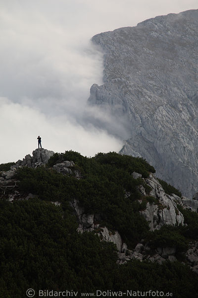 Mann-Silhouette auf Berg Alpen Gipfelfelsen Dampf Wolken Landschaft