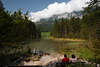 913179_Hintersee Zauberwald Naturidylle auf Bank Paar in  ruhigen Seelandschaft