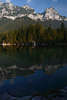 913482_ Hintersee Bergfelsen Zauberwald Uferbäume Wasser-Spiegelung Naturfoto in Morgensonne