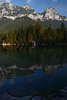 913482_ Hintersee Bergfelsen Zauberwald Uferbume Wasser-Spiegelung Naturfoto in Morgensonne