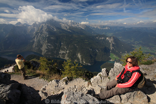 Jenner Gipfelpanorama Foto mit Frau lächeln Aussicht auf Königssee Alpental Tiefblick