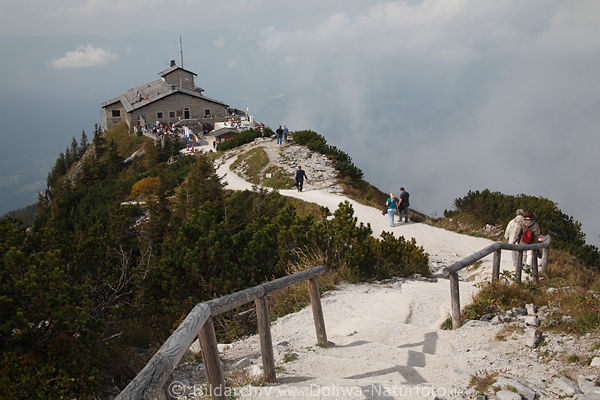 Kehlsteinhaus Gipfelpfad Panorama Berggaststtte Wanderweg mit Touristen Wolken im Tal