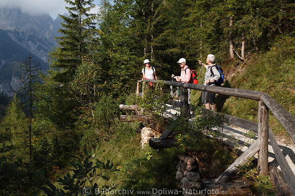 Bergwaldsteg in Klausbachtal Holzbrcke mit Wanderfrauen