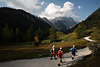 913416_Klausbachtal Alpenlandschaft Wanderweg drei Frauen in Naturbild Nationalparks Berchtesgaden