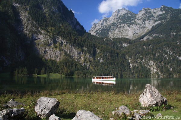 Knigssee Schiff in Bergkulisse felsiger Alpenlandschaft