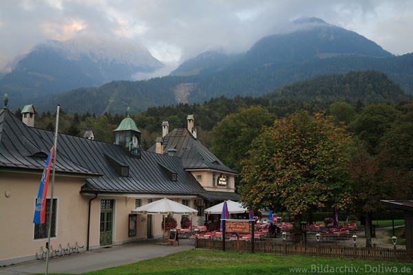 Bahnhof Knigssee Cafgarten mit Bergpanrama Gasttische Alpenblick im Freien