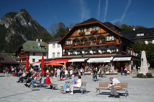 Hafenpromenade in Dorf Knigssee vor Hotel Caf-Restaurants Touristen Bnke Lden