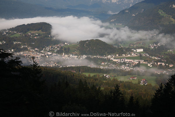 Alpenstadt Markt Berchtesgaden Talpanorama in Nebelschwaden Fotografie von oben