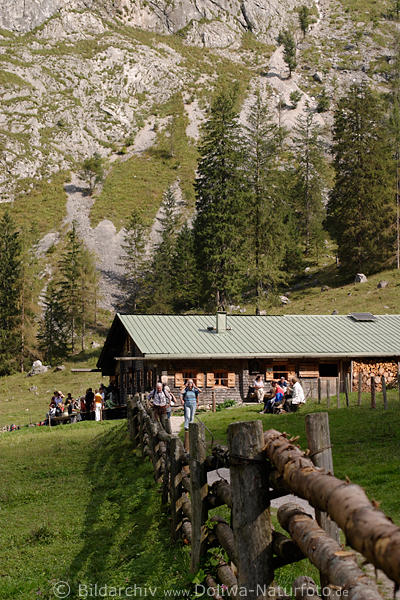Fischunkelalmhütte Naturfoto Holzzaun Blick zur Wanderer Rast unter Berghang über Obersee