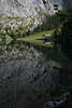 914611_Felsenspiegelung im Obersee Foto, gewaltige Felswand über Bergsee Stillwasser am grünen Fischunkelalm