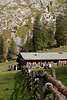 Fischunkelalmhütte Naturfoto Holzzaun Blick zur Wanderer Rast unter Berghang über Obersee
