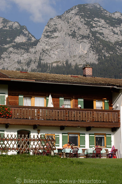 Ramsau Berge Urlaubsidyll Frhstck auf Hausterrasse in Morgensonne