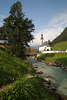 Ramsauer Ache Bild mit Kirche St. Sebastian am Flu� Wasser-Br�cke unter Baum