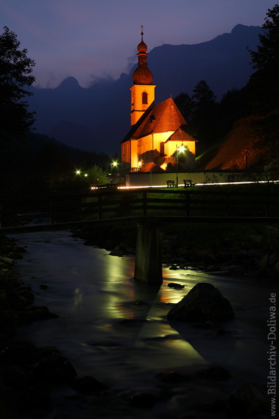 Ramsauer Kirche Nachtromantik Lichtstimmung über Ache Wasserbrücke