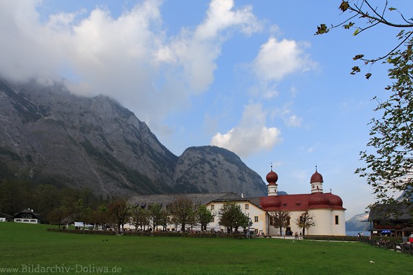 St.Bartholom Doppelturmkirche am Knigsee Grnwiese Basilica Foto 914698 Bergkulisse am Wasserufer