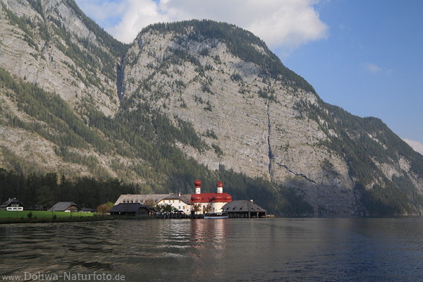 Sankt Bartholom unter Bergfelsen am Ufer Knigsee Gasthuser Kirche Wasserblick