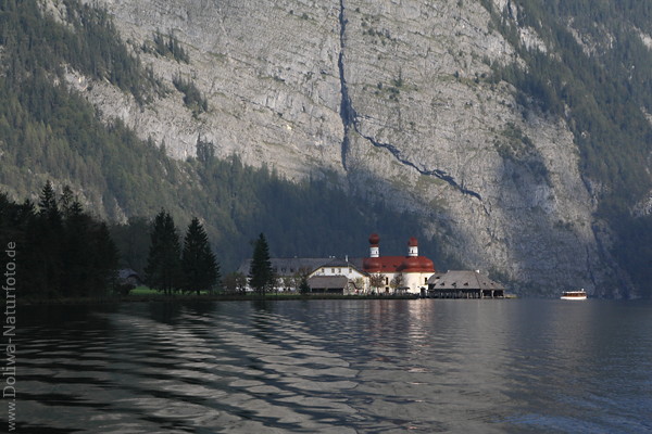 Wassertour zur Halbinsel Sankt Bartholom in Knigssee Schiff vor Felswand