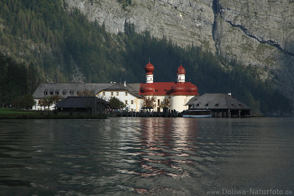 Wasserblick auf Sankt Bartholom unter Bergfelsen in Knigssee Naturfoto vom Schiff Reisebild