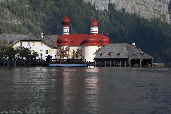 Sankt Bartholomä in Königssee Wasserlandschaft Wallfahrtsort Kirche Bootshäuser