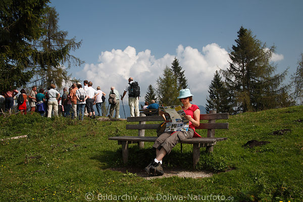 Touristen Bergidylle Naturfoto Wolkenhhe Wanderer Grnhgel in Alpenlandschaft