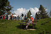 913534_Touristen in Natur Bergidylle Foto in Wolkenhöhe Wanderer auf Grünhügel in Berglandschaft Sonne