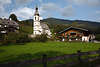 913216_Ramsau Wanderblick über Zaun grüne Wiese berühmte Kirche in Berchtesgadener Berglandschaft Foto