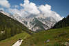 913339_Alpen Wanderparadies Bindalm Foto grandiose Berglandschaft Naturbild mit Pfad durch grüne Bergalmwiesen