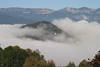 915697_Nebeldecke über Alpental Stadt Berchtesgaden weisse Bergpanorama