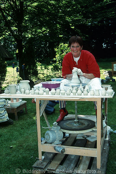 Tpferin am mobilen Arbeitsgert Tisch mit Drehscheibe