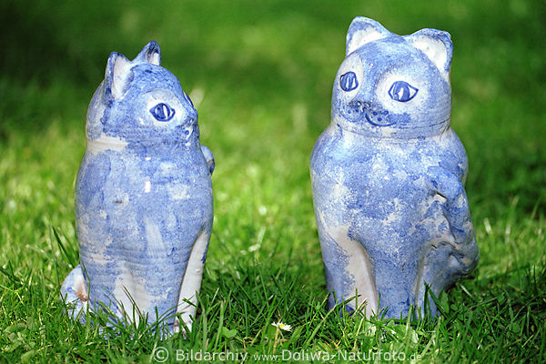 Tierfiguren aus Ton im Gras fertige Tonwaren