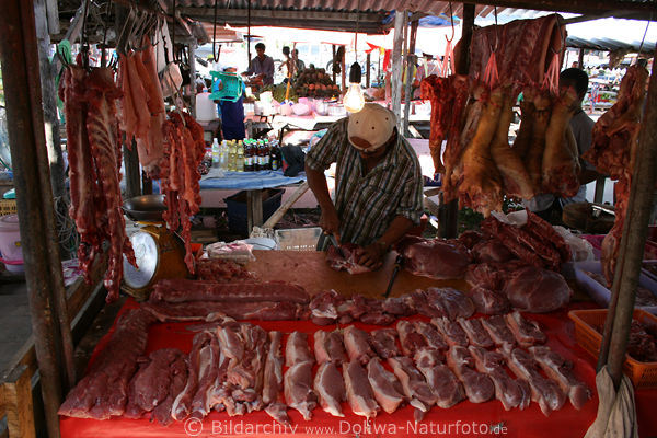 Fleischer Markt Arbeitsfoto Rohfleisch schneiden in Fleischstcke