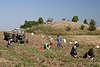 509509_ Kartoffelsammeln vom Acker, Familienmitglieder jung und alt bei Kartoffelernte Feldarbeit Foto