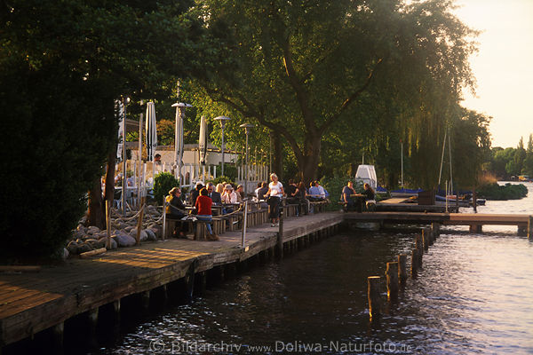 Cafeteria Foto Gemtlichkeit Stimmung im Kaffeegarten unter Baum am Wasser