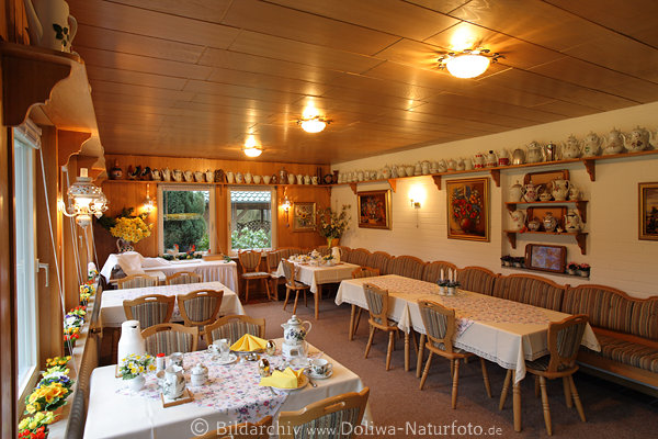 Essraum Speisesaal Frhstcksraum rustikal Esszimmer Esstische Sthle unter Holzdecke in Lampemlicht