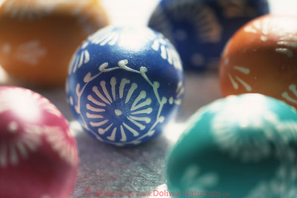 bemalte Ostereier bunte Farben Schmuckei handgemalt