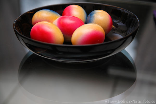 Ostereier-Teller bunter Farbeier bemalt zu Osternzeit in Buntfarben