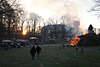 904110_ Osterfeuer angezndet beim Sonnenuntergang, Brauchtum der Sonnenverehrung Foto
