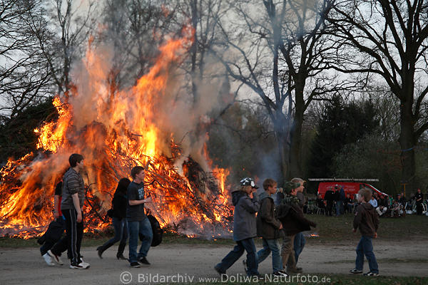 Osterfeuer Kinderspass Foto Kindertreffen im Freien Osternzeitfeier Familienfest auf Dorfplatz