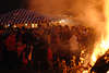700578_ Menschen bei Osterfeuer Party in Wrme der Flammen in Rotlicht, Familien bei Osterfest in Nachtbild