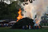 1100219_ Osterfeuer Bild Familienfest in Frhling Spa fr Kinder +Erwachsene bei Rauchfeuer im Freien