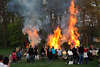 1100229_ Osterfeuer 2011 Frhlingsfest Foto am 24.April in Bispingen Familien mit Kind & Kegel bei Feuerfest