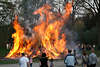 1100236_ Osterfeuer Foto Kinder + Familien bei lodernden Feuerflammen Ostern Traditionsfest in Frhling