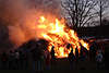 Kinder Erwachsene Osterfeuer Rauch Flammen Holzhaufen in Brand, Ostern Fest Bild