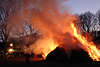 700571_ Osterfeuer Bild: Bispinger Familien bei Osterfest feiern, Familienfest in Osterzeit, Ostern Tradition